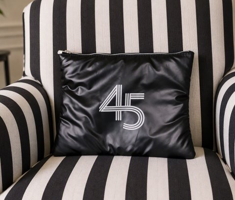 Pochette 45 Noire Fauteuil Noir et Blanc