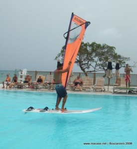 23  Max fait De La planche avec La voile à l'envers...