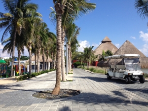 Cancun - Une flotte de Mini Mokes avec chauffeurs fait la navette entre les différents bâtiments.