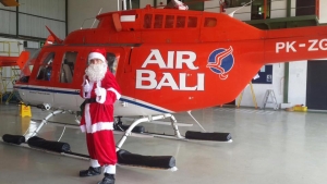 Le Père Noël de Bali a l'hélico assorti au costume !