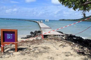 Ponton fermé après le Cyclone Maria (quelques planches à remplacer)