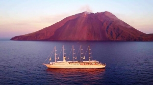 Le Bateau devant le Stromboli en activité