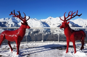 Cerfs rouges sur fond bleu