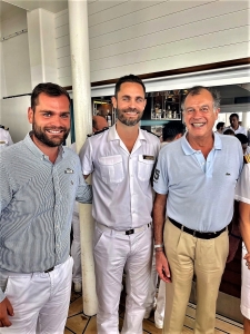 Adrien, CDV, le Commandant et HGE, lors d'un événement média à bord