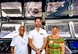 Le Commandant avec le Maire et une adjointe, lors de l'escale à Saint Pierre (Martinique)
