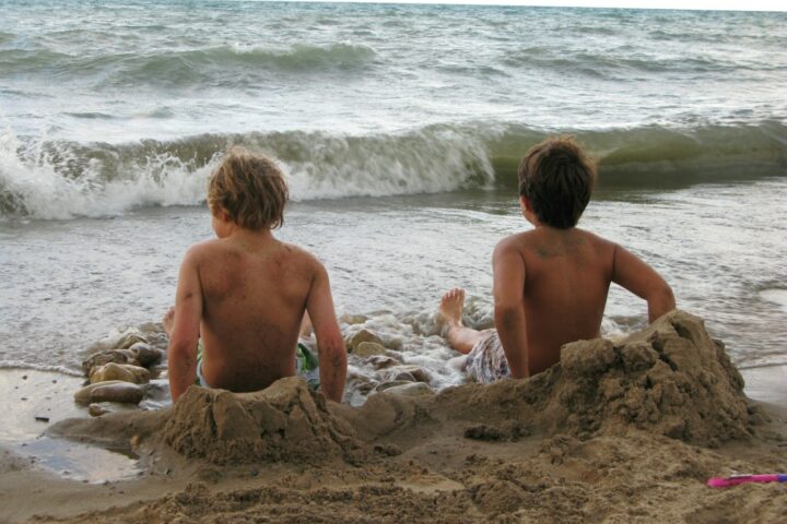 Deux enfants jouent dans le sable sur une plage pendant les vacances