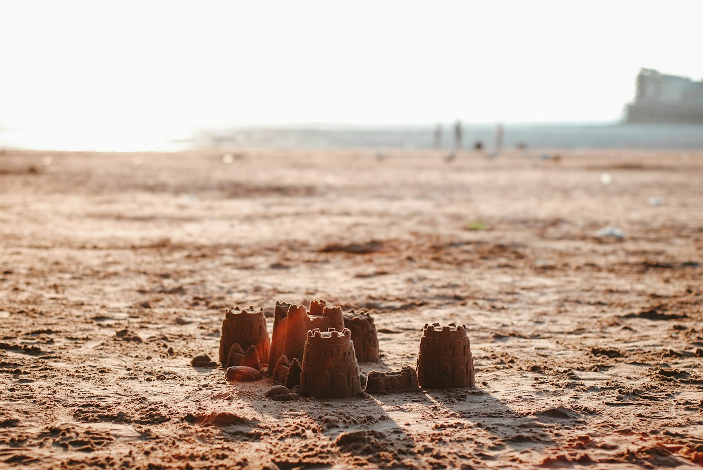 Château de sable sur la plage pendant les vacances